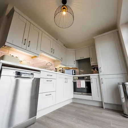 Luxury 2-bedroom Overlooking The With Private Balcony Διαμέρισμα *