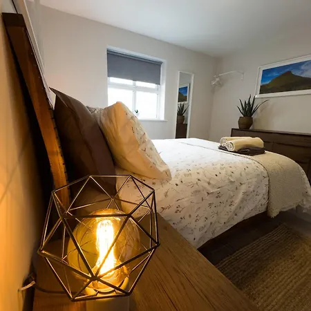 Luxury 2-bedroom Overlooking The With Private Balcony Διαμέρισμα