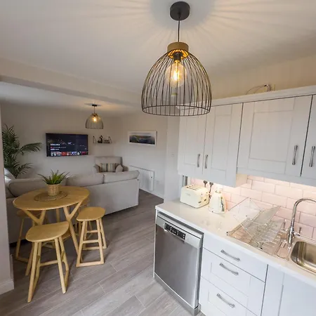 Luxury 2-bedroom Overlooking The With Private Balcony