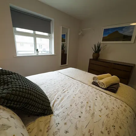 Luxury 2-bedroom Overlooking The With Private Balcony Διαμέρισμα