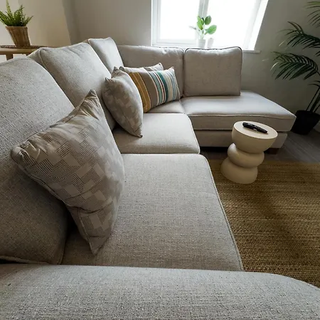 Apartment Luxury 2-bedroom Overlooking The With Private Balcony *