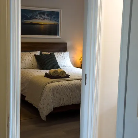 Luxury 2-bedroom Overlooking The With Private Balcony *