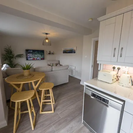 Apartment Luxury 2-bedroom Overlooking The With Private Balcony *