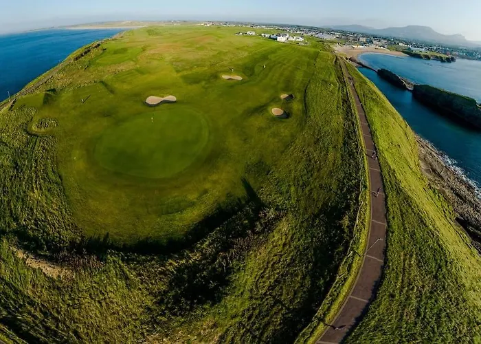 Luxury 2-bedroom Overlooking The With Private Balcony Apartmán