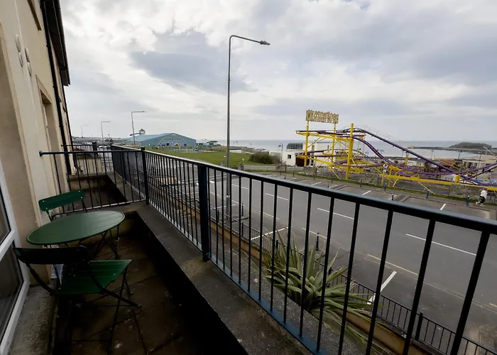 Luxury 2-bedroom Overlooking The With Private Balcony Apartmán