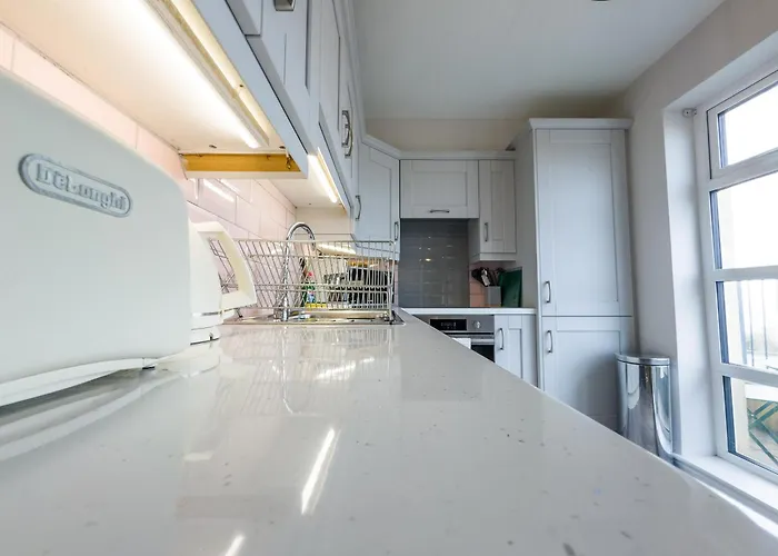 Luxury 2-bedroom Overlooking The With Private Balcony バンドラン