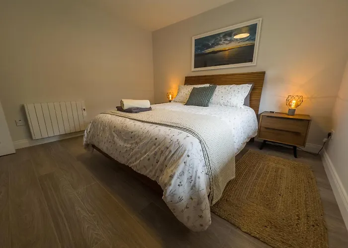 Luxury 2-bedroom Overlooking The With Private Balcony * バンドラン