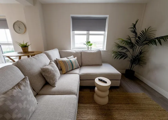 Luxury 2-bedroom Overlooking The With Private Balcony *