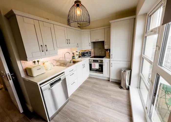 Luxury 2-bedroom Overlooking The With Private Balcony Apartmán