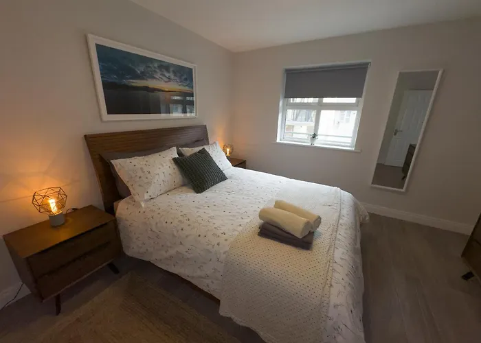 Luxury 2-bedroom Overlooking The With Private Balcony バンドラン